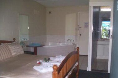 Copper Lantern Motel - Accommodation Guide 3