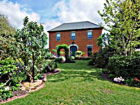 Mrs Currie's House B&B - Accommodation Guide 0