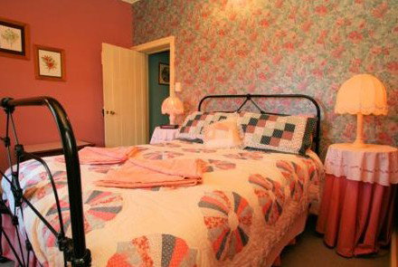 Wilmot Arms Inn - Accommodation Guide 1