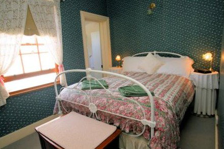 Wilmot Arms Inn - Accommodation Guide 2