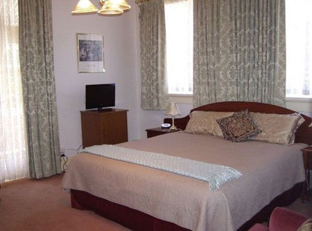 Glen Osborne House - Accommodation Guide 1