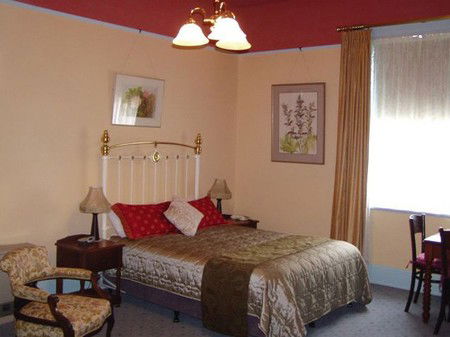 Glen Osborne House - Accommodation Guide 4