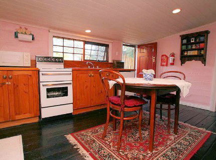 Hollyhock Cottage - Accommodation Guide 1