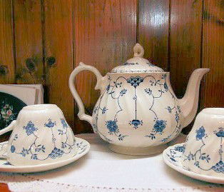 Hollyhock Cottage - Accommodation Guide 2