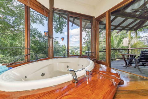 Secrets On The Lake - Accommodation Guide 1