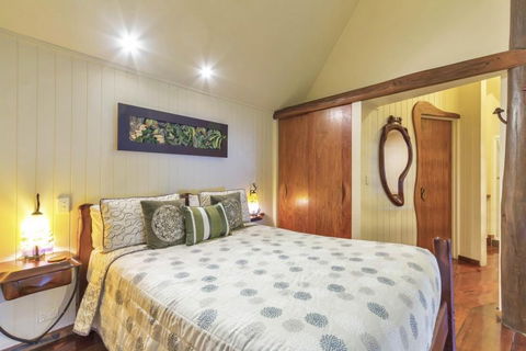 Secrets On The Lake - Accommodation Guide 6