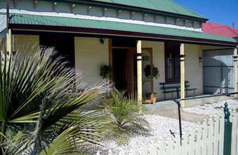 Emaroo Cottage On Argent Street - Accommodation Asia 1