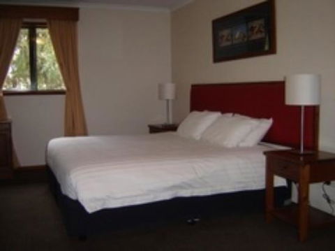 The Island Resort Motel - Accommodation Guide 2