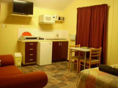 Banjo's Overnight & Holiday Units - Accommodation China 3