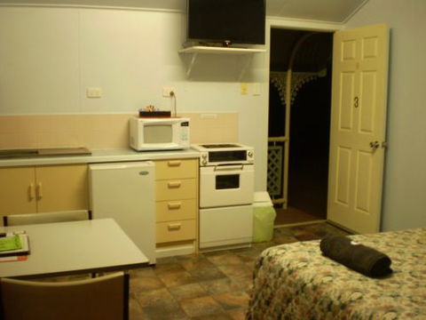 Banjo's Overnight & Holiday Units - Accommodation China 5