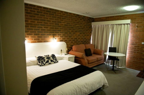 Cousins Motor Inn - Accommodation Guide 0