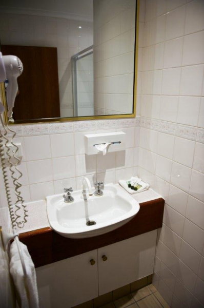 Cousins Motor Inn - Accommodation Guide 13