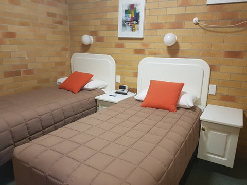 Cousins Motor Inn - Accommodation Guide 14