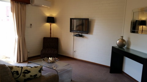 Cousins Motor Inn - Accommodation Guide 15