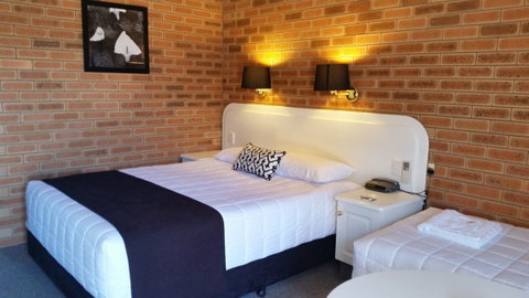 Cousins Motor Inn - Accommodation Guide 16