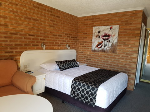 Cousins Motor Inn - Accommodation Guide 7
