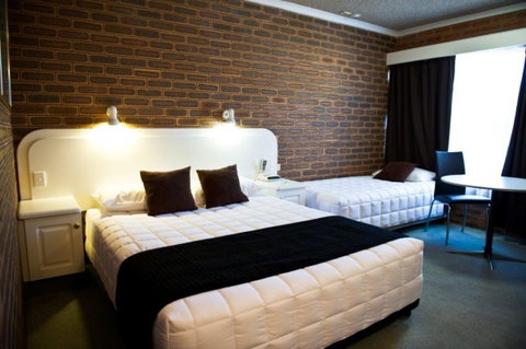 Cousins Motor Inn - Accommodation Guide 17