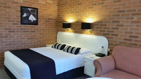 Cousins Motor Inn - Accommodation Guide 8