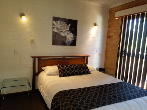 Cousins Motor Inn - Accommodation Guide 19