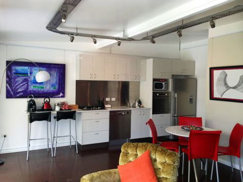 ArtHOUSE Beachfront Accommodation - Accommodation Guide 1