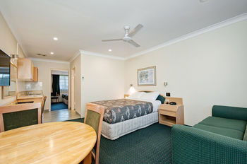 Colonial Terrace Motor Inn - Accommodation Guide 24