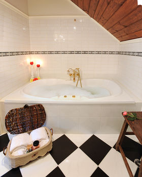 Mary Card's Coach House - Accommodation Asia 5