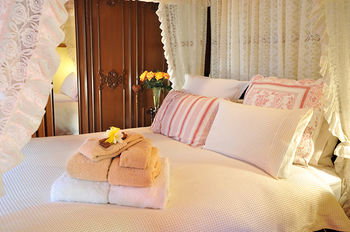 Mary Card's Coach House - Accommodation Asia 7