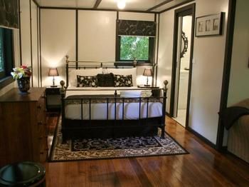 Tudor Cottages Mt Dandenong - Accommodation Guide 9