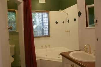 Tudor Cottages Mt Dandenong - Accommodation Guide 12