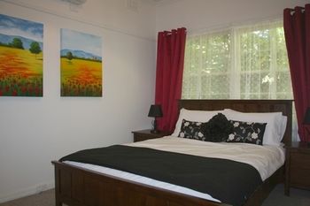 Tudor Cottages Mt Dandenong - Accommodation Guide 16