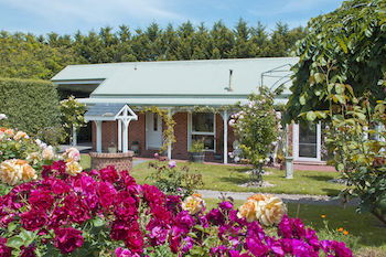 Lakeside Cottage - Accommodation Asia 10