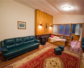 Waterside Accommodation - Derwent Hideaway - Accommodation Guide 1