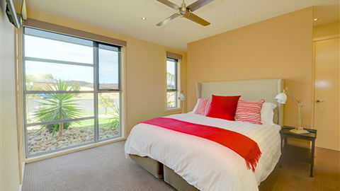 Canadian Lakehouse - Accommodation Asia 0