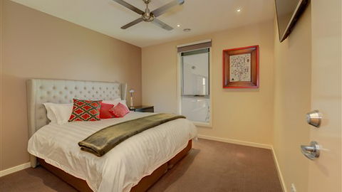Canadian Lakehouse - Accommodation Asia 2