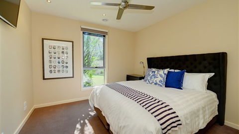 Canadian Lakehouse - Accommodation Asia 3