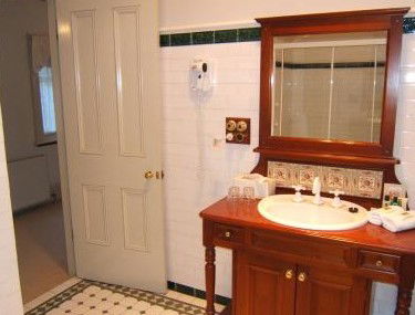 Whispering Pines - Accommodation Guide 3