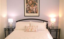 The White House Apartment - Accommodation Guide 4