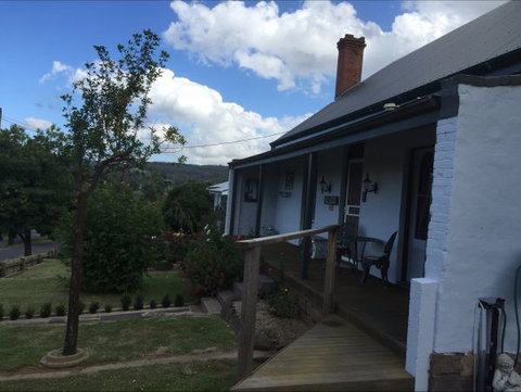 Hillside Cottage - Accommodation Guide 0