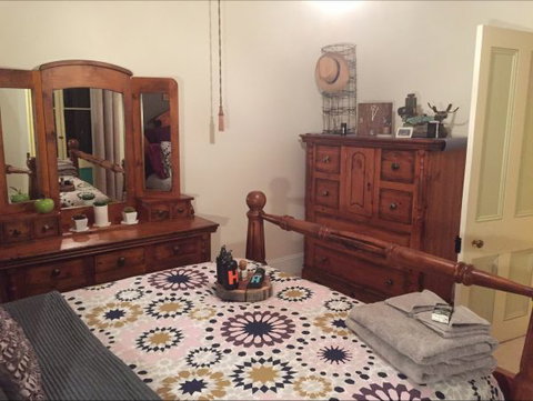 Hillside Cottage - Accommodation Guide 7