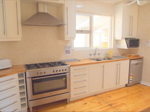 Christies Cottage For Holidays And Relocations. - Accommodation Guide 4