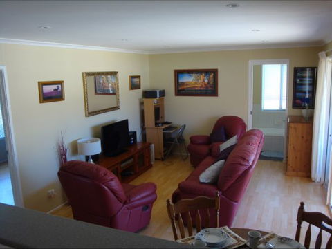 Christies Cottage For Holidays And Relocations. - Accommodation Guide 24