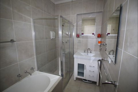 Christies Cottage For Holidays And Relocations. - Accommodation Guide 14