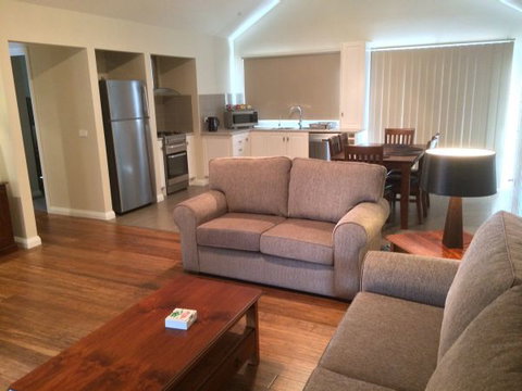 High Peaks Cottages - Accommodation Asia 4