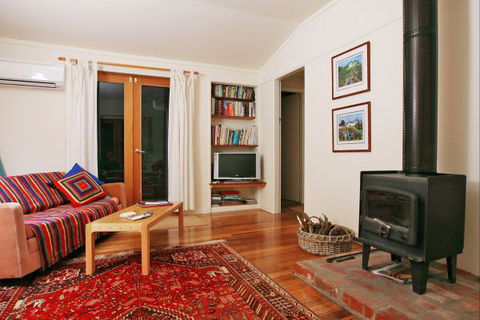 Oakhill Cottage - Accommodation Guide 1