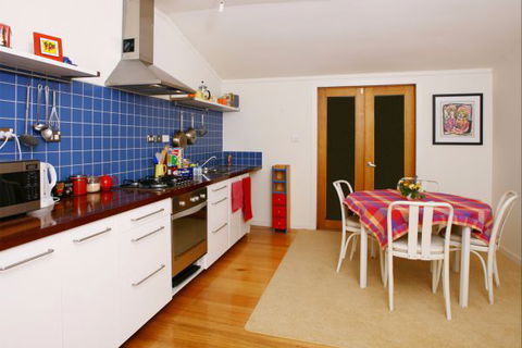 Oakhill Cottage - Accommodation Guide 2