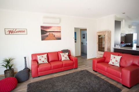 RED FIN Part Of BLUE FIN HOLIDAY HOMES - Accommodation Asia 0