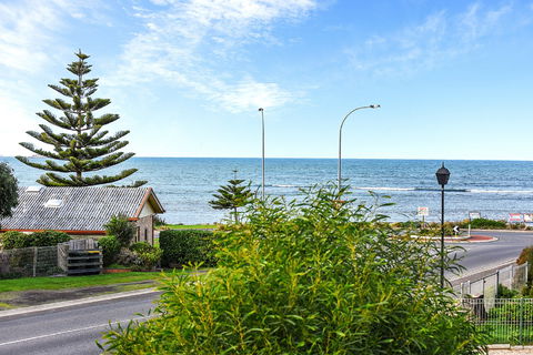Ariadne - A Hop Skip And A Jump To The Beach With Sea Views - Accommodation China 0