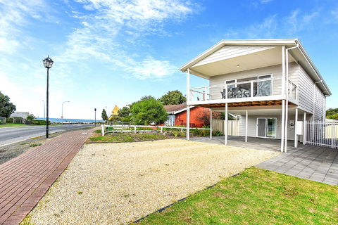 Ariadne - A Hop Skip And A Jump To The Beach With Sea Views - Accommodation China 9