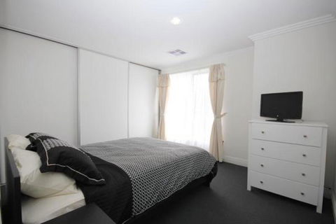 Oaklands Junction - Accommodation Guide 3