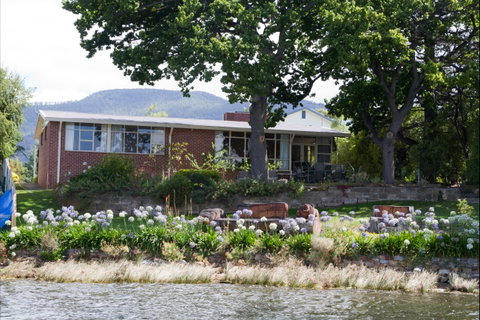 Waterside Accommodation - Derwent Hideaway - Accommodation Guide 0